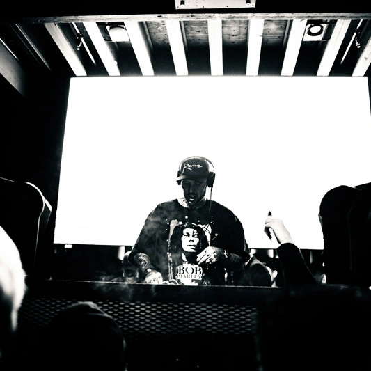 Le spectacle était parfaitement rythmé et la strip-teaseuse savait captiver l’attention sans jamais être vulgaire. Bravo !